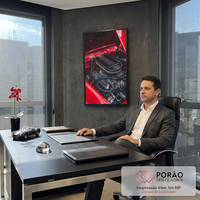 Close de motor Cobra 289 com cabos azuis sob capô de carro clássico vermelho, quadro decorativo