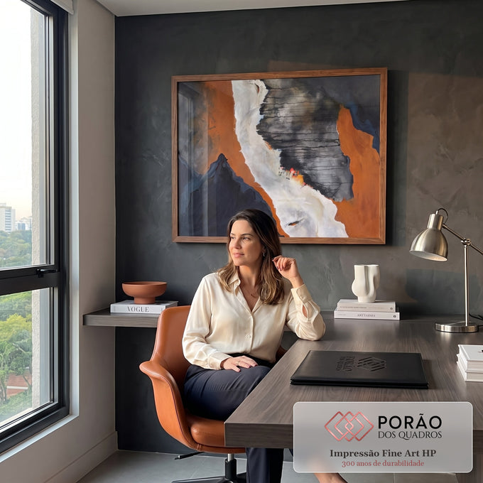 Quadro Decorativo Grande Abstrato em Branco para Sala | quadros decorativos | composição abstrata com blocos de laranja, branco e cinza riscado de linhas finas | em ambiente 2 | Porao dos Quadros
