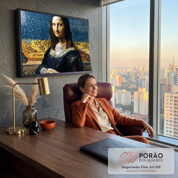 Quadro Decorativo Grande Mona Lisa em Mosaico para Sala Azul | quadros decorativos | retrato de mulher em mosaico de azulejos azuis e dourados, estilo Mona Lisa | em ambiente 2 | Porao dos Quadros