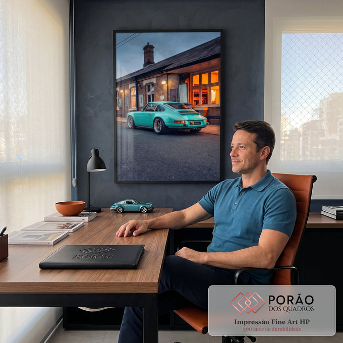 Porsche 911 clássico verde menta estacionado diante de estação de tijolos ao entardecer, quadro decorativo