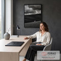 Ovelha branca solitária em colinas escuras sob céu nublado dramático em preto e branco, quadro decorativo