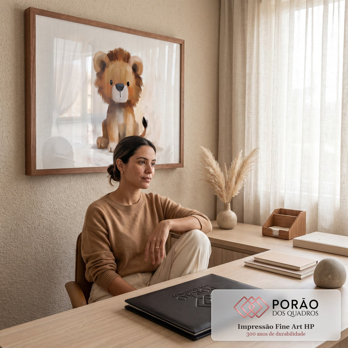 Filhote de leão fofo sentado em pinceladas suaves marrons sobre fundo bege claro, quadro decorativo