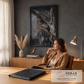 Coruja em close de perfil com olhos laranja e penas marrons sobre fundo escuro, quadro decorativo