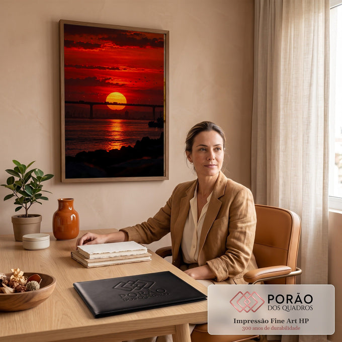 Quadro Decorativo Grande Pôr do Sol Ponte para Sala Vermelho | quadros decorativos | pôr do sol vermelho e dourado atrás de ponte com reflexo no mar e pássaros voando | em ambiente 2 | Porao dos Quadros