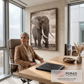 Elefante africano de presas longas em fotografia sépia sob céu nublado, quadro decorativo