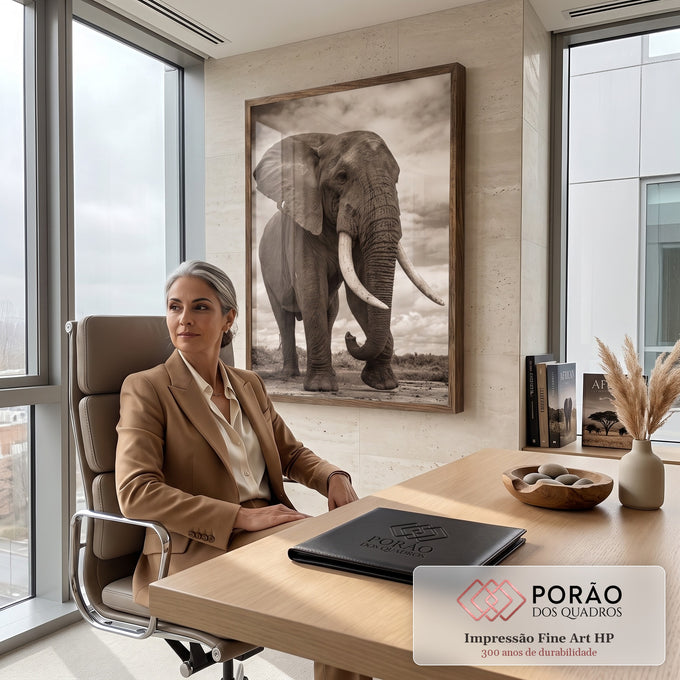 Elefante africano de presas longas em fotografia sépia sob céu nublado, quadro decorativo