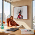 Mulher negra com penteado branco volumoso, batom vermelho e casaco estampa zebra, quadro decorativo