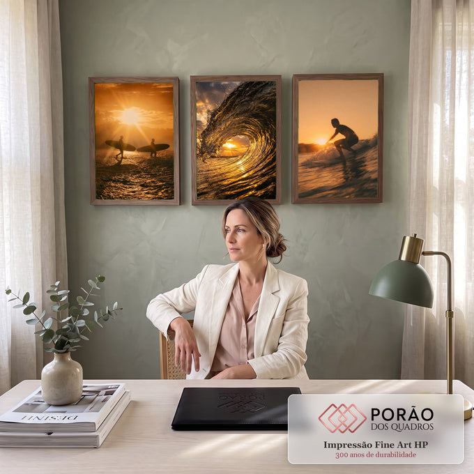 Quadro Decorativo Grande Surf ao Pôr do Sol para Sala | quadros decorativos | surfistas e onda dourada ao pôr do sol em três cenas de praia | em ambiente 2 | Porao dos Quadros
