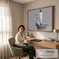 Quadro Decorativo Grande Mulher em Barco para Sala Branco | quadros decorativos | mulher de sobretudo branco guiando ave estilizada em barco xadrez | em ambiente 2 | Porao dos Quadros