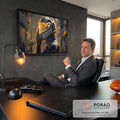 Piloto de corrida com capacete branco e viseira laranja neon em grafite cinza e preto, quadro decorativo