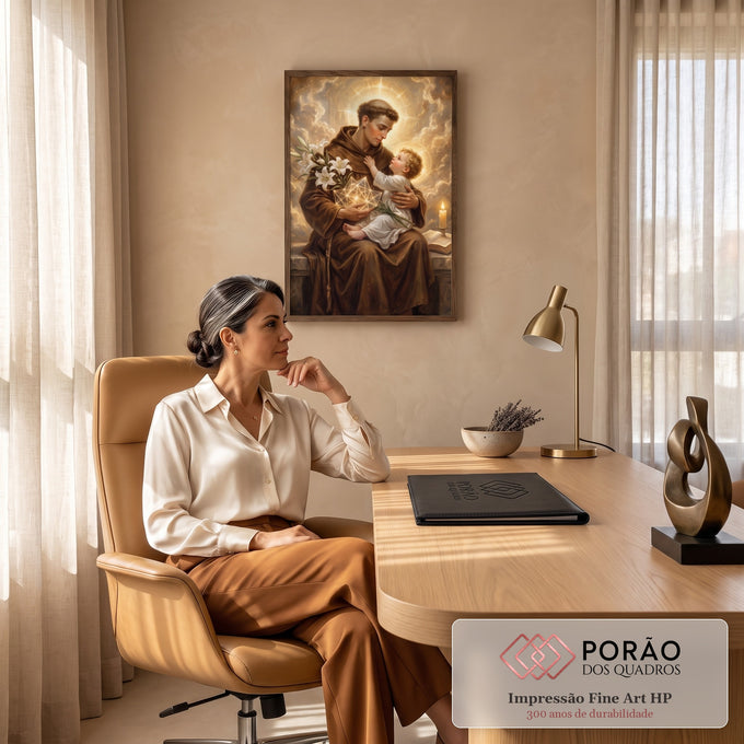 Quadro Decorativo Grande Santo Antônio com Menino para Sala | quadros decorativos | frade com menino loiro no colo, auréolas douradas, lírios brancos e luz radiante | em ambiente 2 | Porao dos Quadros