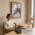 Cavalo branco de crina trançada apoiado sobre cavalo tordilho cinza em fundo bege, quadro decorativo