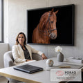 Cavalo castanho com cabeçada de couro e freio em fundo preto, fotografia de estúdio, quadro decorativo