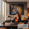 Quadro Decorativo Grande Tigre Olhar para Sala Laranja | quadros decorativos | tigre em close com listras laranja e preto e olhos âmbar sobre fundo escuro | em ambiente 2 | Porao dos Quadros