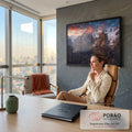 Quadro Decorativo Grande Viajante Contemplando para Sala | quadros decorativos | pessoa sentada em penhasco observando cordilheira nevada e pôr do sol alaranjado | em ambiente 2 | Porao dos Quadros
