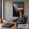 Estrada vista pelo para-brisa com chuva, nuvens de tempestade e pôr do sol laranja, quadro decorativo