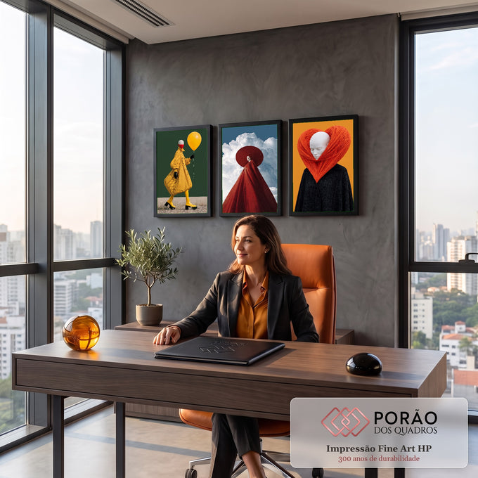 Quadro Decorativo Kit 3 Telas Surreal com Figuras para Sala | quadros decorativos | tríptico surreal com figuras de rosto branco em cenários amarelo, vermelho e laranja | em ambiente 2 | Porao dos Quadros