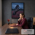 Cavalo preto empinado em campo de flores vermelhas sob céu azul ao anoitecer, quadro decorativo