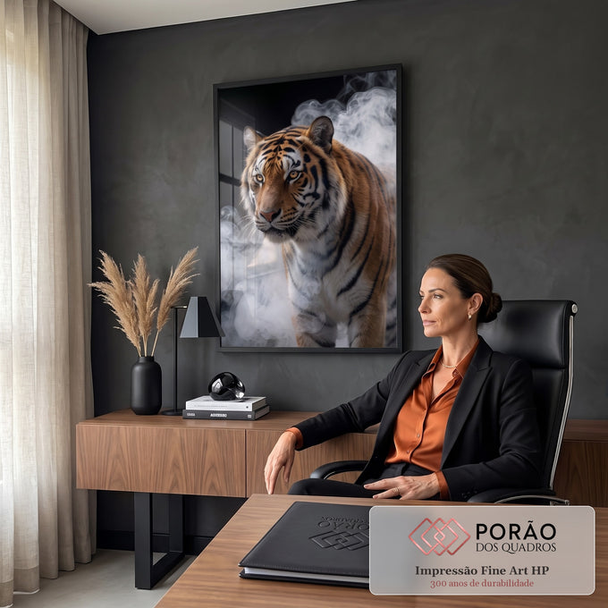 Tigre siberiano de olhos âmbar caminhando entre fumaça branca sobre fundo preto, quadro decorativo