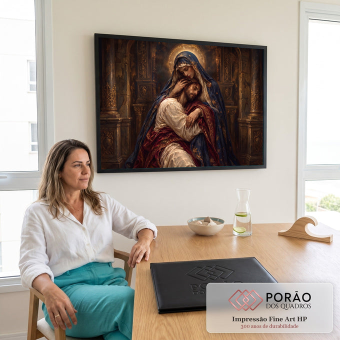 Virgem Maria de manto azul e auréola dourada abraçando Jesus em templo ornamentado, quadro decorativo