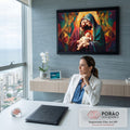 Quadro Decorativo Grande Sagrada Família Dourado para Sala | quadros decorativos | homem e mulher com véu abraçam bebê adormecido com auréola em mosaico geométrico colorido | em ambiente 2 | Porao dos Quadros