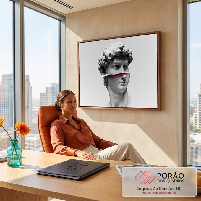 Busto em mármore do David de Michelangelo cortado no rosto com fenda rosa magenta, quadro decorativo