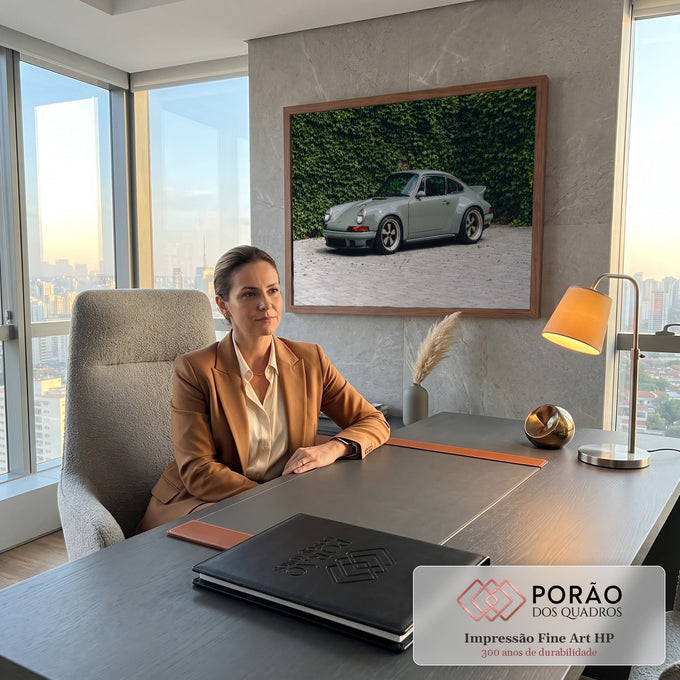 Porsche 911 clássico verde sage com rodas Fuchs em pátio de pedras e muro de hera, quadro decorativo