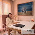 Quadro Decorativo Grande Elefante com Presas para Sala Azul | quadros decorativos | elefante com grandes presas caminhando em campo de capim seco sob céu azul escuro | em ambiente 2 | Porao dos Quadros