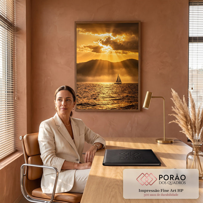 Quadro Decorativo Grande Veleiro ao Entardecer para Sala | quadros decorativos | veleiro no mar dourado sob raios de sol entre nuvens e montanhas ao entardecer | em ambiente 2 | Porao dos Quadros