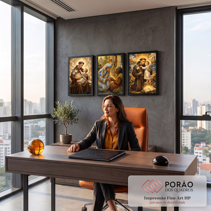 Quadro Decorativo Kit 3 Telas Santo Antônio para Sala Marrom | quadros decorativos | tríptico sacro com Santo Antônio, Menino Jesus e Madre Teresa em tons dourados e azuis | em ambiente 2 | Porao dos Quadros
