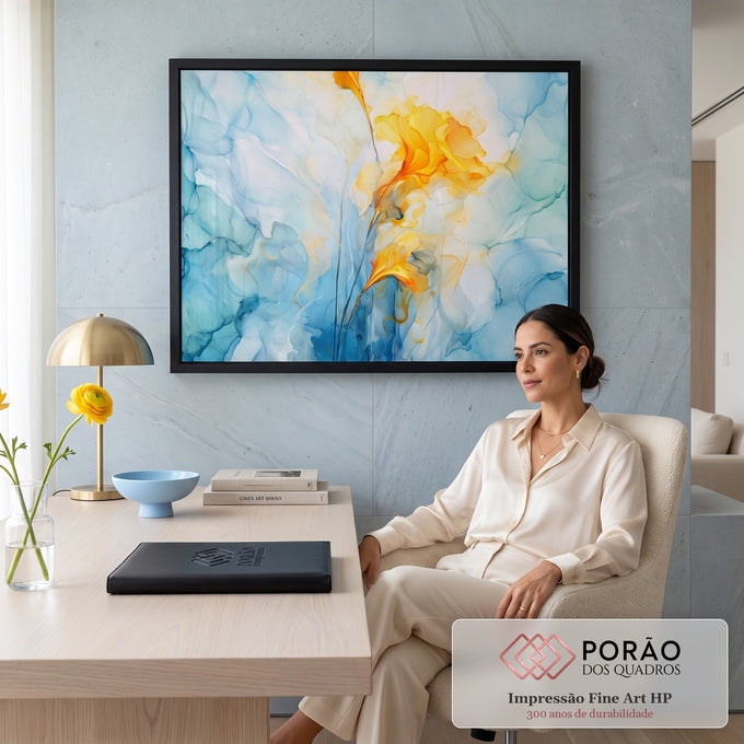 Flores amarelas e laranja em tinta fluida sobre fundo azul marmorizado, pintura abstrata, quadro decorativo