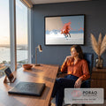 Cavalo alazão galopando na água rasa com respingos, fundo abstrato cinza, bege e coral, quadro decorativo