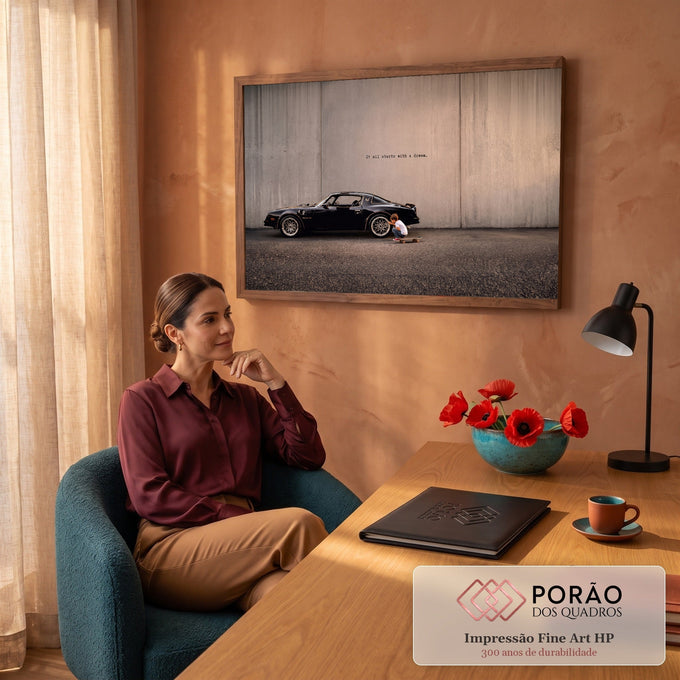 Quadro Decorativo Grande Carro Trans Am para Sala Preto | quadros decorativos | menino agachado com skate observando roda de carro trans am preto | em ambiente 2 | Porao dos Quadros