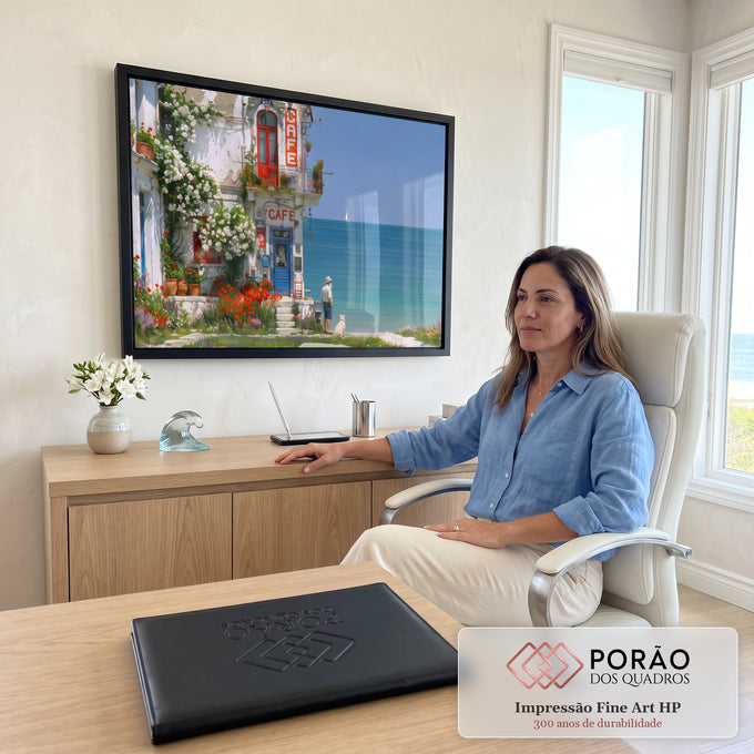 Quadro Decorativo Grande Café à Beira Mar para Sala Azul | quadros decorativos | fachada de café litorâneo com flores, homem e cachorro observando o mar | em ambiente 2 | Porao dos Quadros