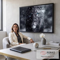 Quadro Decorativo Grande Leão na Neve para Sala Preto | quadros decorativos | leão em preto e branco com olhos azuis sob forte nevasca | em ambiente 2 | Porao dos Quadros