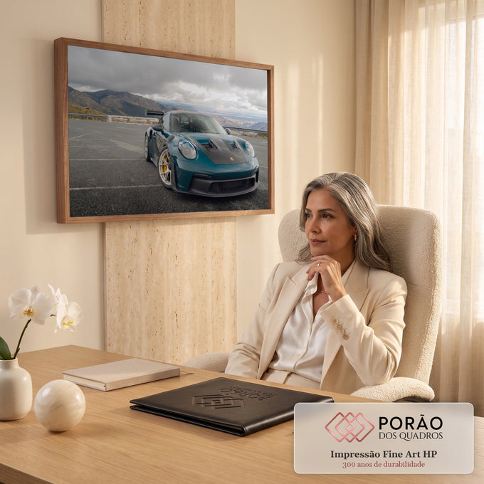 Porsche 911 GT3 RS verde-petróleo com capô de carbono em mirante com montanhas e céu nublado, quadro decorativo