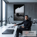 Quadro Decorativo Grande Carro Clássico Preto para Sala | quadros decorativos | carro esportivo clássico preto estacionado na saída de um hangar com neblina ao fundo | em ambiente 2 | Porao dos Quadros