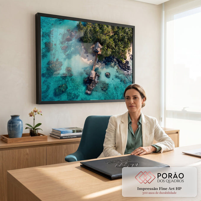 Quadro Decorativo Grande Vista Aérea de Ilha para Sala Azul | quadros decorativos | vista aérea de ilha tropical com cabana de palha, píer de madeira e mar turquesa | em ambiente 2 | Porao dos Quadros
