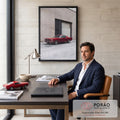 Mustang fastback clássico vermelho estacionado diante de parede de tijolos bege, quadro decorativo