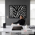 Quadro Decorativo Grande Textura de Zebra para Sala Preto | quadros decorativos | textura de pelagem de zebra em preto e branco com listras em zigue-zague | em ambiente 2 | Porao dos Quadros