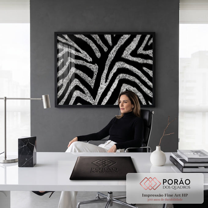 Quadro Decorativo Grande Textura de Zebra para Sala Preto | quadros decorativos | textura de pelagem de zebra em preto e branco com listras em zigue-zague | em ambiente 2 | Porao dos Quadros