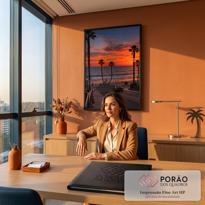 Quadro Decorativo Grande Carro Clássico na Orla para Sala | quadros decorativos | pôr do sol laranja entre palmeiras com carro clássico em rua litorânea | em ambiente 2 | Porao dos Quadros