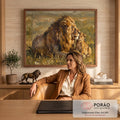 Quadro Decorativo Grande Leão e Filhote para Sala Dourado | quadros decorativos | leão adulto deitado com filhote aconchegado, pintura a óleo em tons dourados e marrons | em ambiente 2 | Porao dos Quadros