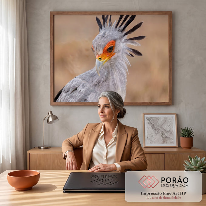 Close de pássaro serpentário com penas cinza, crista preta e rosto laranja em fundo bege, quadro decorativo
