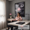 Flor de lótus rosa sobre pedras pretas molhadas e água, cenário zen em tons de cinza, quadro decorativo