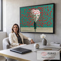 Figura de terno com cabeça de coração rachado entre corações vermelhos suspensos, fundo verde quadro decorativo