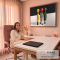 Três manequins com cabeças de balão amarelo, vermelho e verde vestindo sobretudos, quadro decorativo
