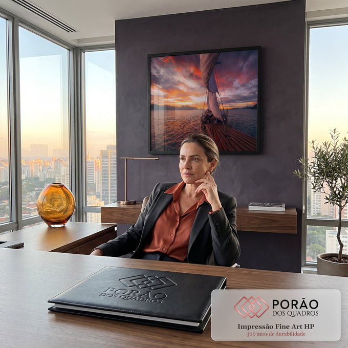 Quadro Decorativo Grande Veleiro Barco para Sala Laranja | quadros decorativos | veleiro de madeira navegando ao pôr do sol com céu em tons de laranja e roxo | em ambiente 2 | Porao dos Quadros