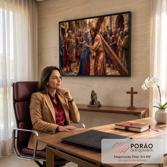 Quadro Decorativo Grande Jesus Via Crucis para Sala Marrom | quadros decorativos | Jesus carregando a cruz com coroa de espinhos entre soldados romanos e multidão | em ambiente 2 | Porao dos Quadros