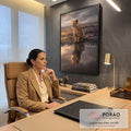 Quadro Decorativo Grande Filhote de Leão para Sala Dourado | quadros decorativos | filhote de leão sentado em solo rachado com reflexo de leão adulto na água | em ambiente 2 | Porao dos Quadros